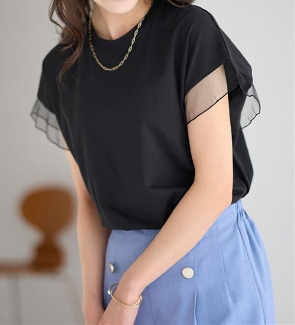 alotta（アロッタ）の「１枚でこなれ感！袖チュールデザイン綿混Ｔシャツ（Tシャツ）」｜ブラック