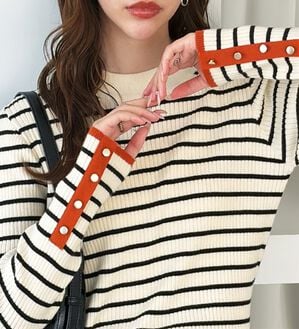 GeeRA（ジーラ）の「袖口ボタン配色ハイネックリブニット（ニット・セーター）」｜白系ボーダー