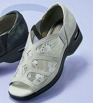 BELLUNA（ベルーナ）の「４Ｅチュールレース使いサンダル（サンダル・ミュール）」｜ライトグレー