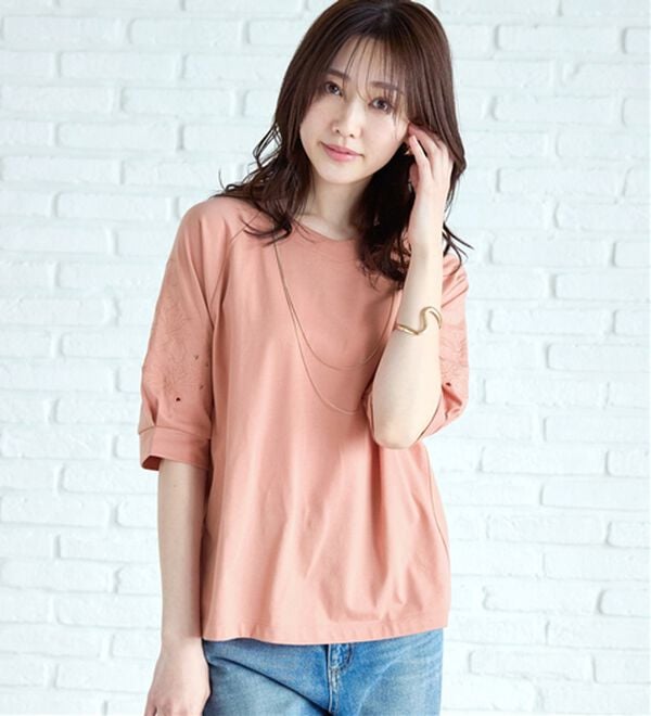 BELLUNA（ベルーナ）の「袖刺しゅうデザインＶネックプルオーバー（カットソー）」｜詳細画像