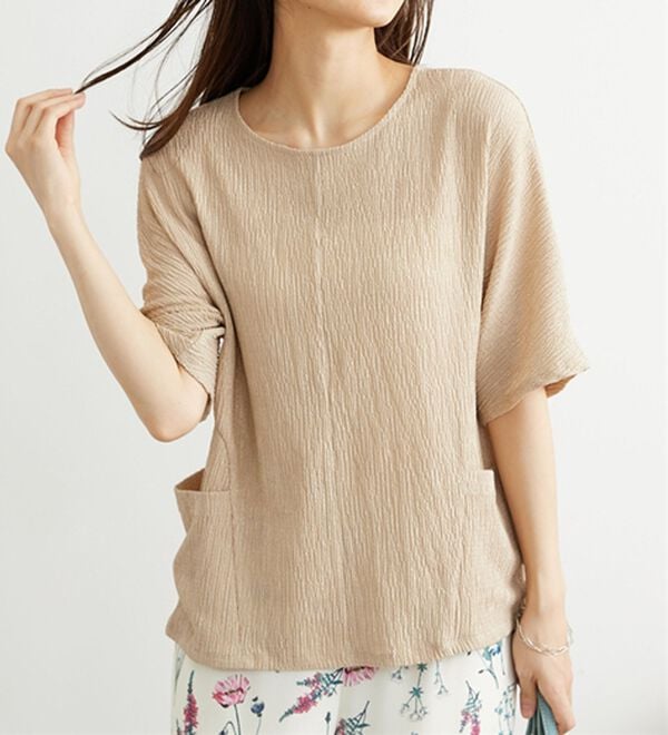 BELLUNA（ベルーナ）の「シャイニー楊柳ポケット使いプルオーバー（カットソー）」｜ベージュ