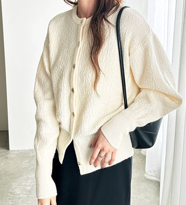 GeeRA（ジーラ）の「ゴールドボタン表面感クルーネックカーディガン（ニットカーディガン）」｜詳細画像