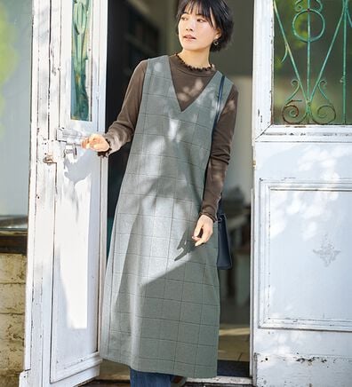 BELLUNA（ベルーナ）の「《ＨｕｇＲｅａｍコットン》Ｖネックジャンパースカート（ジャンパースカート）」