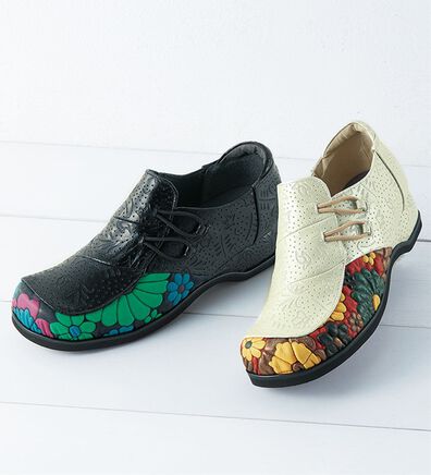 BELLUNA（ベルーナ）の「＜マテラ＞４Ｅ幅広フラワー本革型押しスリッポン（スリッポン）」