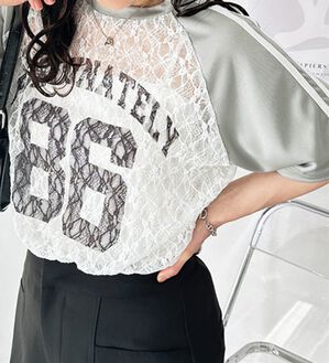 GeeRA（ジーラ）の「レース切替ナンバーロゴＴシャツ（カットソー）」｜グレー&times;白