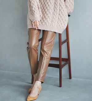 RANAN（ラナン）の「フェイクレザーレギンス調パンツ（フルレングスパンツ）」｜モカ