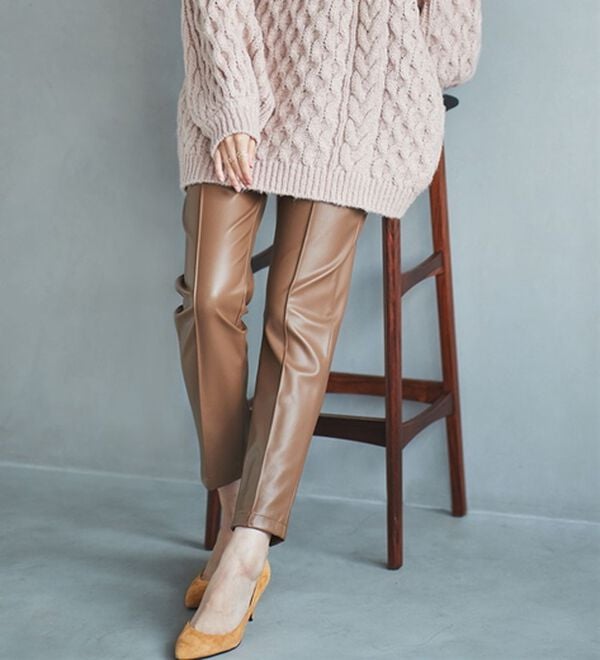 RANAN（ラナン）の「フェイクレザーレギンス調パンツ（フルレングスパンツ）」｜モカ