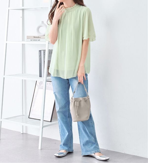 Viola e Viola（ヴィオラ エ ヴィオラ）の「フリル衿シフォンタックブラウス【半袖】（ブラウス）」｜詳細画像