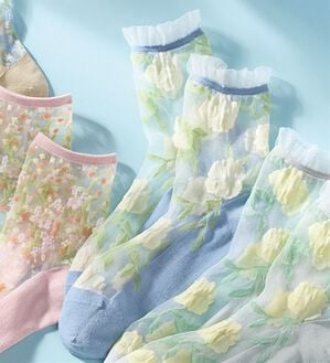 LAVIENNE（ラヴィエンヌ）の「華やかシアーソックス（靴下・ストッキング）」｜花ブルー