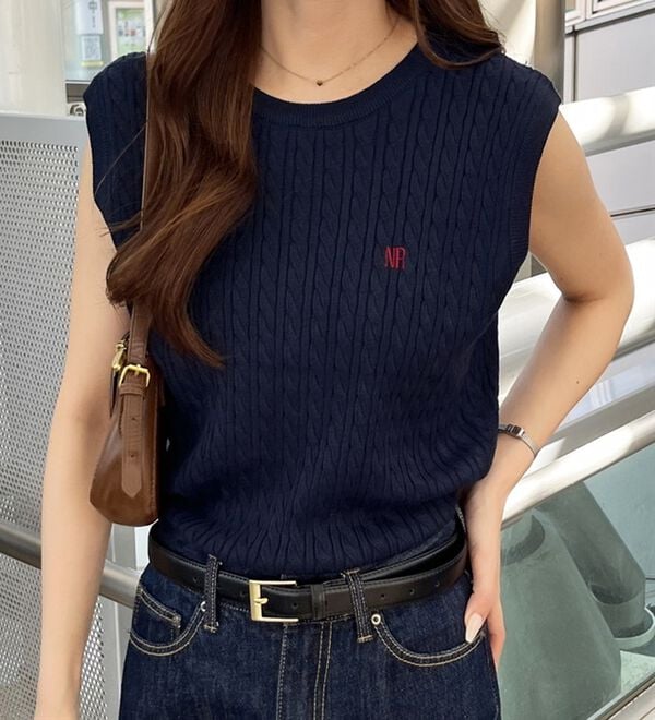 GeeRA（ジーラ）の「ケーブル編み刺しゅうノースリニット（ベスト）」｜詳細画像