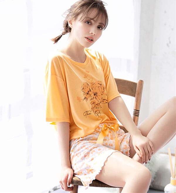 YU'NOW（ユナウ）の「【上下２点セット】レーヨンブレンド　フラワーＴシャツ＆ショートパンツセット（パジャマ・ルームウェア）」｜詳細画像