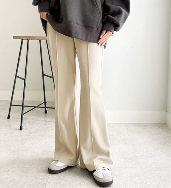 GeeRA（ジーラ）の「センターラインセミフレアカットパンツ（フルレングスパンツ）」｜詳細画像