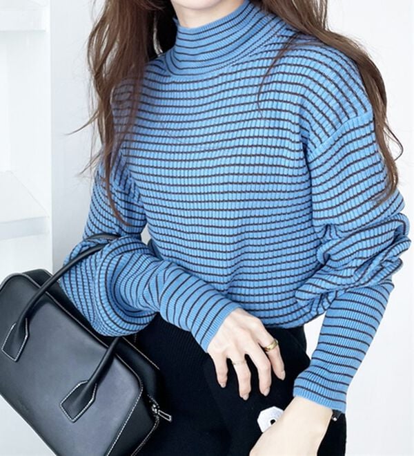 GeeRA（ジーラ）の「ボリュームスリーブハイネックニット（ニット・セーター）」｜ブルー系ボーダー