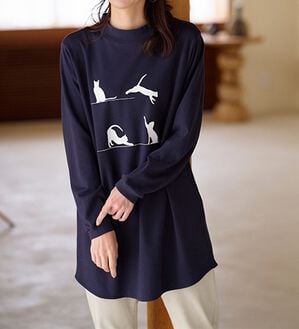 BELLUNA（ベルーナ）の「【メルティポンチ】プリントチュニック（チュニック）」｜ネコ(ネイビ－)
