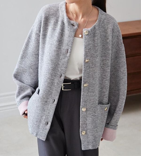 RANAN（ラナン）の「裏配色ゴールド調ボタンニットコーディガン（ニットカーディガン）」｜詳細画像