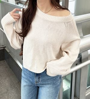 GeeRA（ジーラ）の「ショート丈オフショルニット（ニット・セーター）」｜オフホワイト