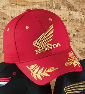「＜ＨＯＮＤＡ＞ウイング刺しゅうキャップ（メンズ帽子）」｜ツイルレッド