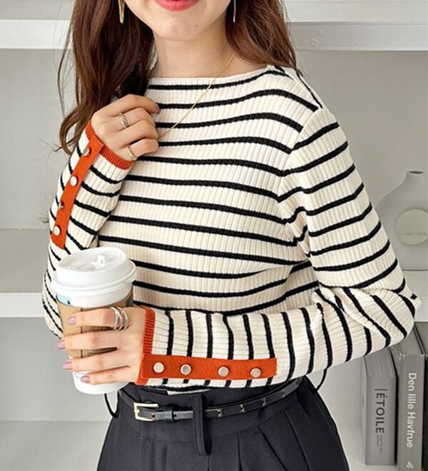 GeeRA（ジーラ）の「袖口ボタン配色ボートネックリブニット（ニット・セーター）」｜詳細画像