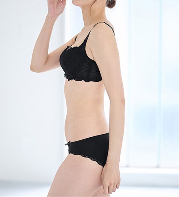 LAVIENNE（ラヴィエンヌ）の「レーシー脇高スッキリブラ＆ショーツ（ブラジャー＆ショーツセット）」｜詳細画像