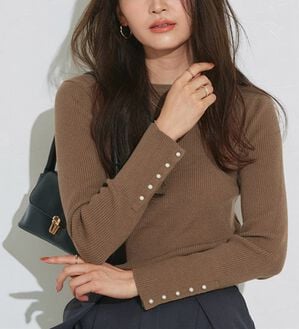 Pierrot（ピエロ）の「【選べるネック】もっちり袖パールニット（ニット・セーター）」｜詳細画像