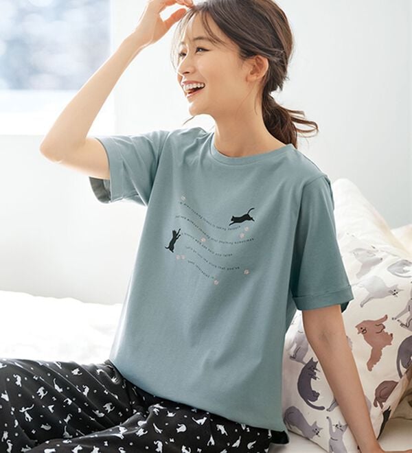 BELLUNA（ベルーナ）の「綿１００％着映えネコ柄プリントＴシャツ（Tシャツ）」｜セージ