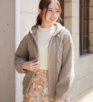 alotta（アロッタ）の「ケーブルニットジップパーカー（パーカー）」｜グレージュ
