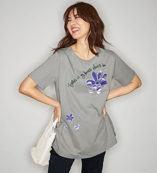 BELLUNA（ベルーナ）の「一枚で着映えるデコラＴ（Tシャツ）」｜グレー(フラワー)