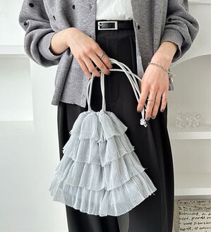 GeeRA（ジーラ）の「ラメシアーフリルバッグ（その他バッグ）」｜シルバー系