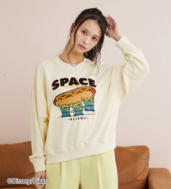 BELLUNA（ベルーナ）の「＜Ｄｉｓｎｅｙ＞【リトルグリーンメン】サガラ刺しゅう裏毛トレーナー（トレーナー・スウェット）」｜クリーム