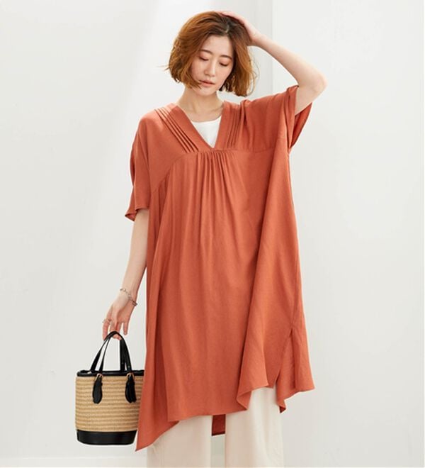 BELLUNA（ベルーナ）の「スラブ素材タック使いゆったりワンピース（その他ワンピース）」｜オレンジ
