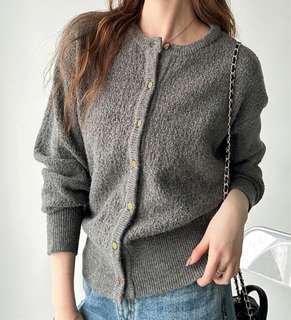 GeeRA（ジーラ）の「ゴールドボタン表面感クルーネックカーディガン（ニットカーディガン）」｜詳細画像