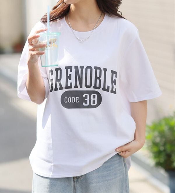 A HAPPY MARILYN（アハッピーマリリン）の「【Ｍ～８Ｌ】【接触冷感・ＵＶ対策】カレッジプリント裾ラウンドＴシャツ（Tシャツ）」｜オフホワイト