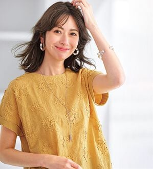 BELLUNA（ベルーナ）の「モチーフレース使いデザインプルオーバー（カットソー）」｜イエロー