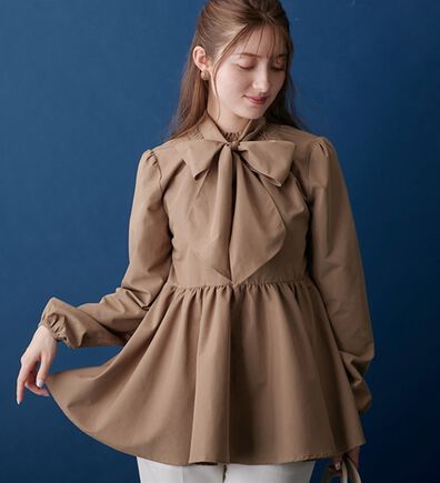 alotta（アロッタ）の「【森千晴アナウンサー着用】【２ＷＡＹ】衿シャーリングボウタイチュニック（チュニック）」