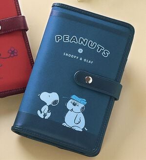 「スヌーピー　アンティーク調お薬手帳ケース（財布・パスケース）」｜ブルー