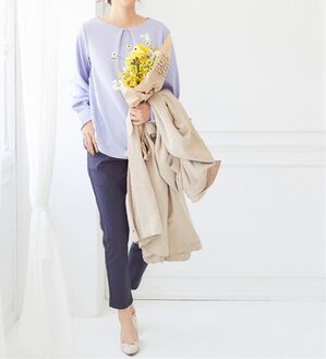 alotta（アロッタ）の「袖パール調ボタン付きタックブラウス（ブラウス）」｜ライトブルー