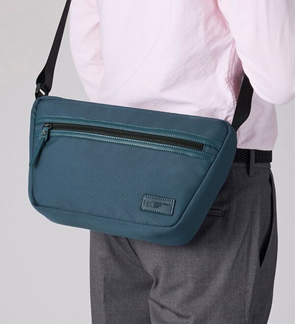 「＜ヒロコ・コシノ・オム・ベーシック＞超軽量ソフトタッチショルダー（メンズショルダーバッグ）」｜詳細画像