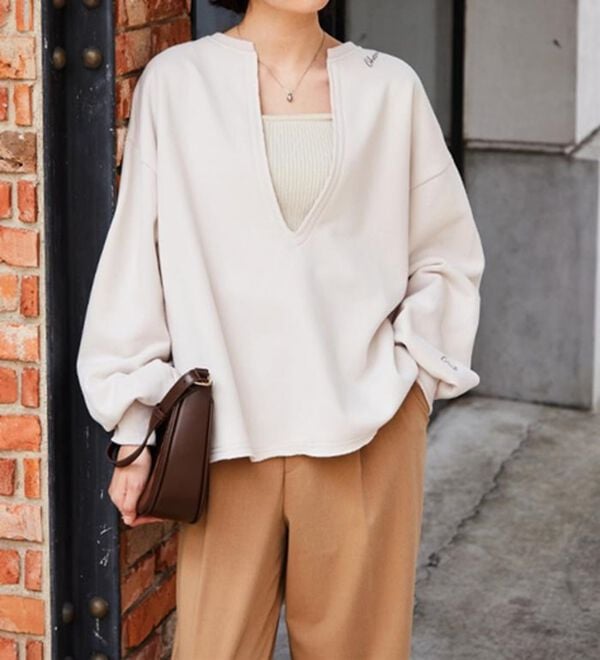 RANAN（ラナン）の「裏起毛Ｖネックロゴ刺しゅうスウェット（トレーナー・スウェット）」｜詳細画像