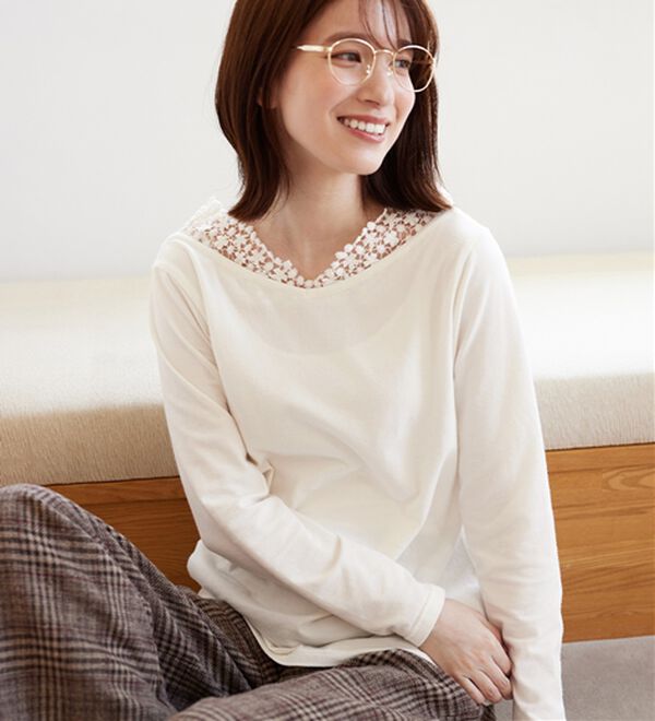 Viola e Viola（ヴィオラ エ ヴィオラ）の「あったか綿衿見せレーストップス【吸湿発熱&times;静電気防止】（カットソー）」｜詳細画像