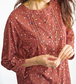 BELLUNA（ベルーナ）の「ピンタック使いドット柄プリントブラウス（ブラウス）」｜コーラル系