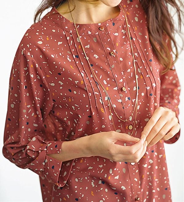 BELLUNA（ベルーナ）の「ピンタック使いドット柄プリントブラウス（ブラウス）」｜コーラル系