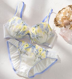 YU'NOW（ユナウ）の「ぷるるん谷間のノンワイヤーブラ＆ショーツ（ブラジャー＆ショーツセット）」｜アイボリー花束レース