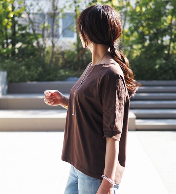 BELLUNA（ベルーナ）の「袖刺しゅうデザインＶネックプルオーバー（カットソー）」｜詳細画像