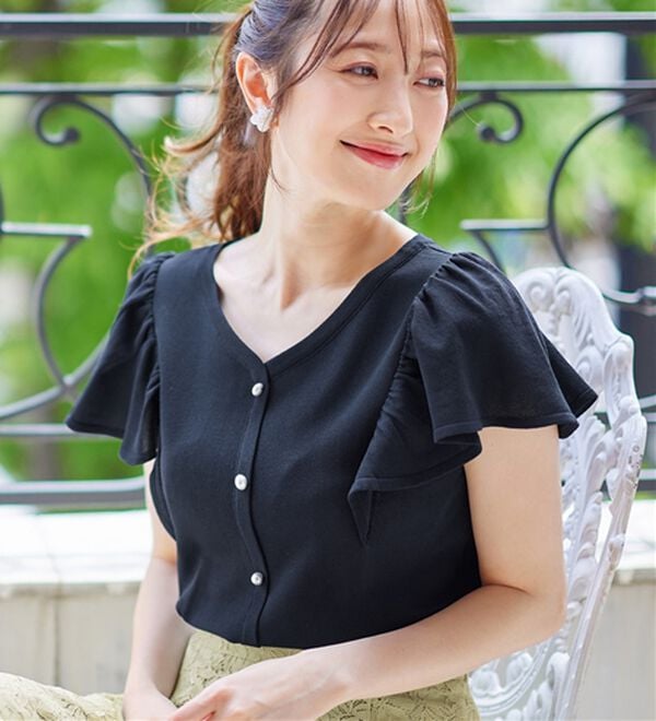 alotta（アロッタ）の「パール調ボタンフリル袖サマーニット【美人百花掲載】（ニット・セーター）」｜詳細画像