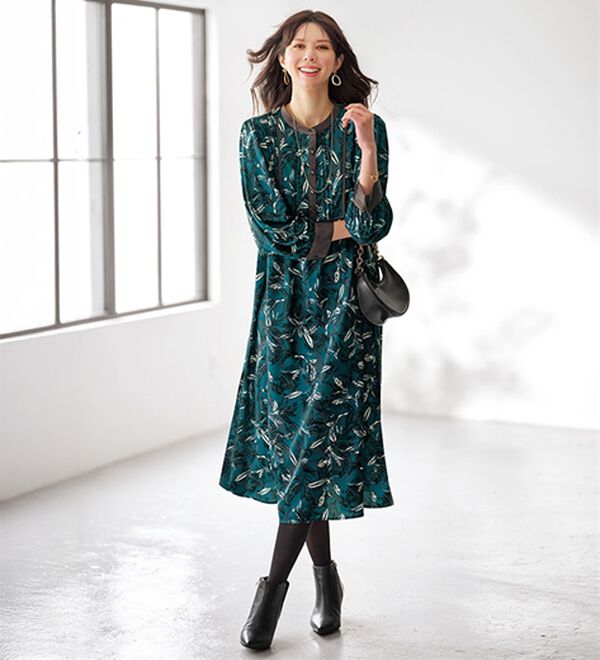 BELLUNA（ベルーナ）の「ビンテージ柄ピンタック使いワンピース（その他ワンピース）」｜グリーン系花柄