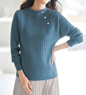 BELLUNA（ベルーナ）の「１枚必持パールボタンケーブルセーター（ニット・セーター）」｜ブルー