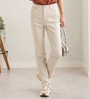 BELLUNA（ベルーナ）の「サラリ速乾！綿サテンストレッチカラーパンツ（フルレングスパンツ）」｜アイボリー3