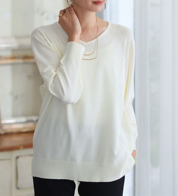 A HAPPY MARILYN（アハッピーマリリン）の「【Ｌ～８Ｌ】Ｒｉｎ フィット感軽減！Ｔシャツ感覚もっちりやわらかＶネックニット（ニット・セーター）」｜オフ