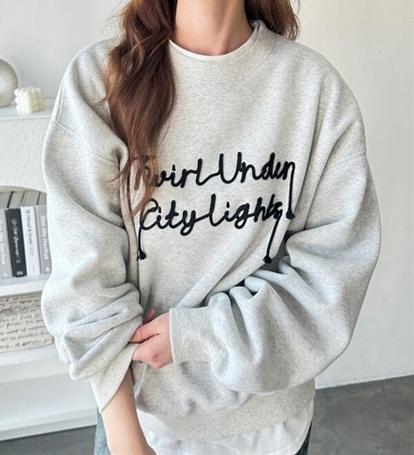 GeeRA（ジーラ）の「コードロゴ刺繍オーバーサイズ裏起毛スウェット（トレーナー・スウェット）」｜詳細画像