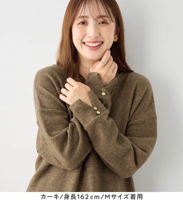 alotta（アロッタ）の「ふわ軽！柔らかニットソー金ボタンゆるトップス（カットソー）」｜詳細画像